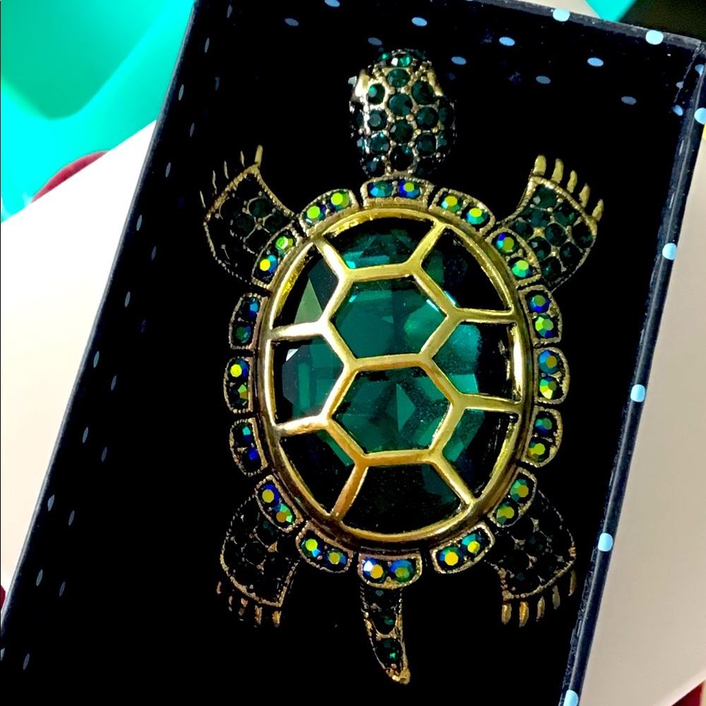 Green semi precious stone turtle pendant & brooch